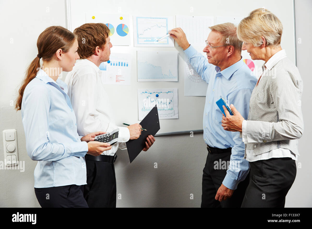 Geschäftsleute treffen auf Office und mit Blick auf die Diagramme und Statistiken Stockfoto