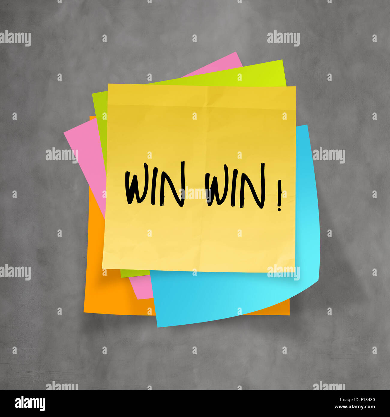 gewinnen Sie gewinnen Worte auf zerknitterte Notizzettel Papier als Konzept Stockfoto