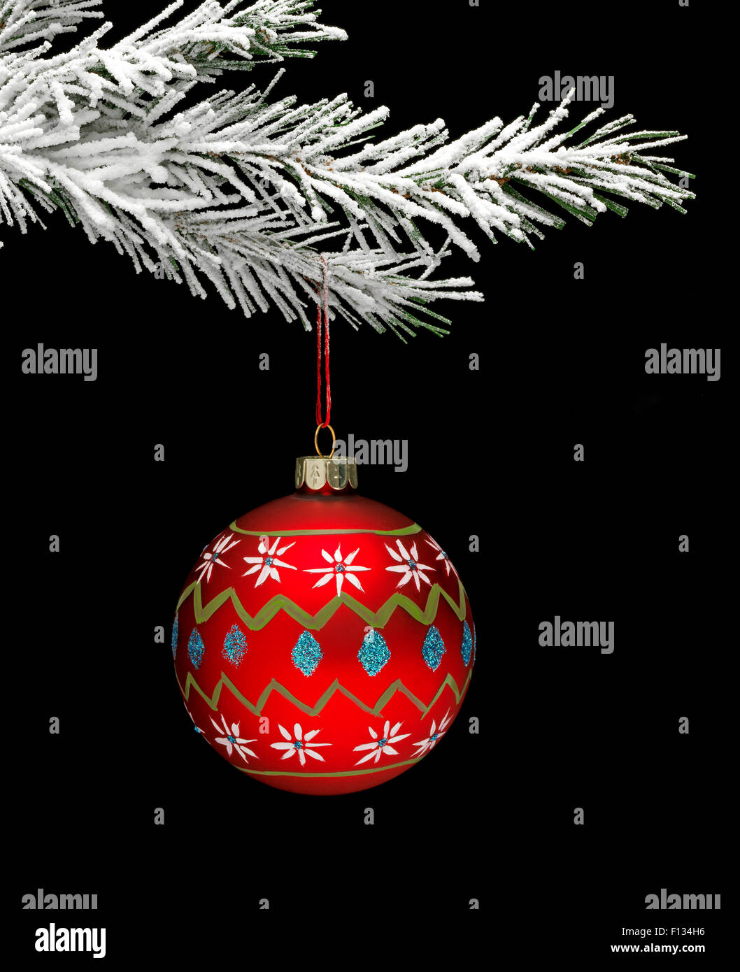Weihnachtsbaum mit einer Hand keuchte Rote Christbaumkugel Stockfoto
