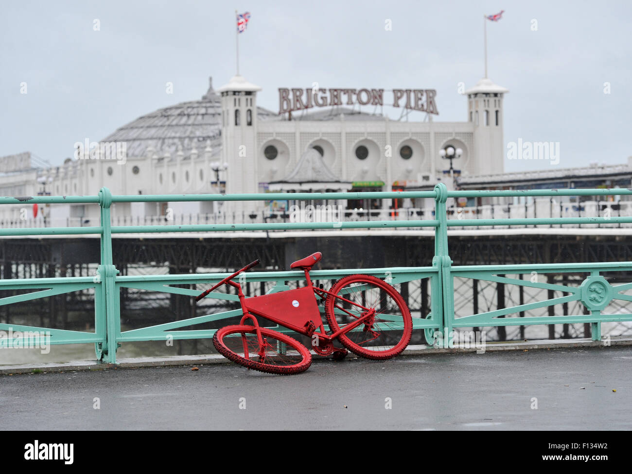 Brighton, UK. 26. August 2015. UK-Wetter. Eine verlassene rote Fahrrad auf Brighton Seafront als starke Winde und sintflutartigen Regen wieder Teig der Südküste Vormittag Stockfoto