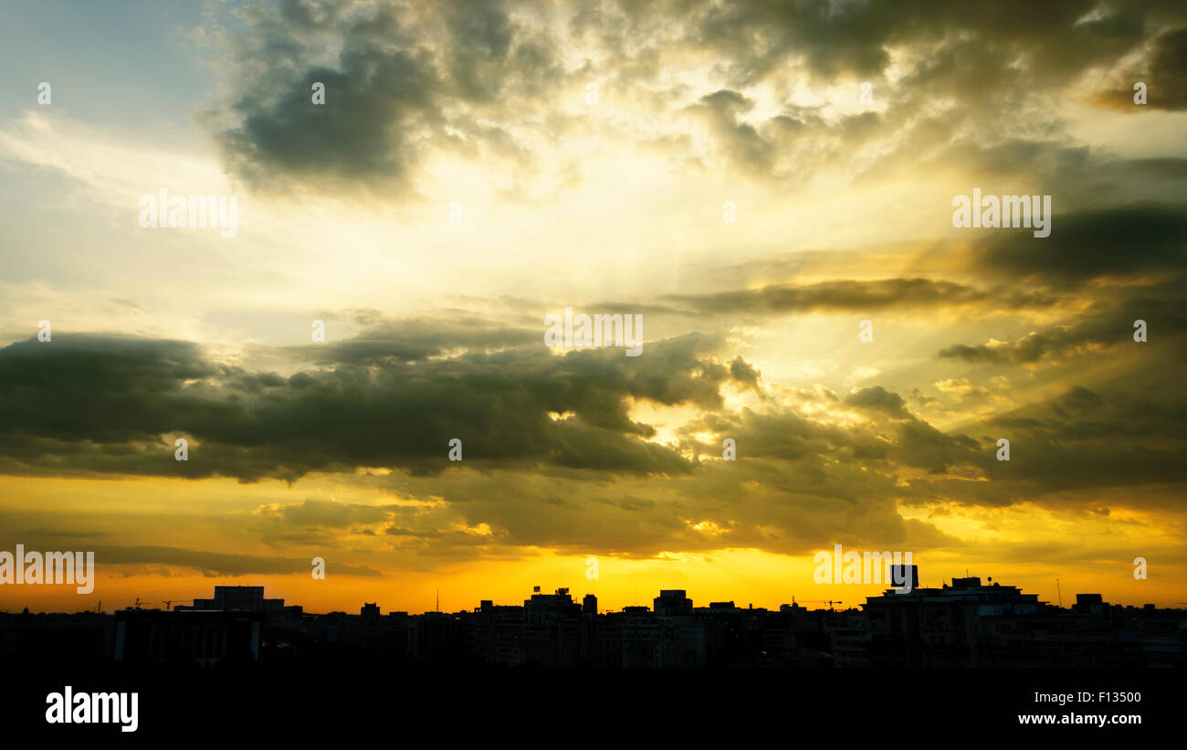 Bukarest-Skyline bei Sonnenuntergang unter schönen Wolken. Stockfoto