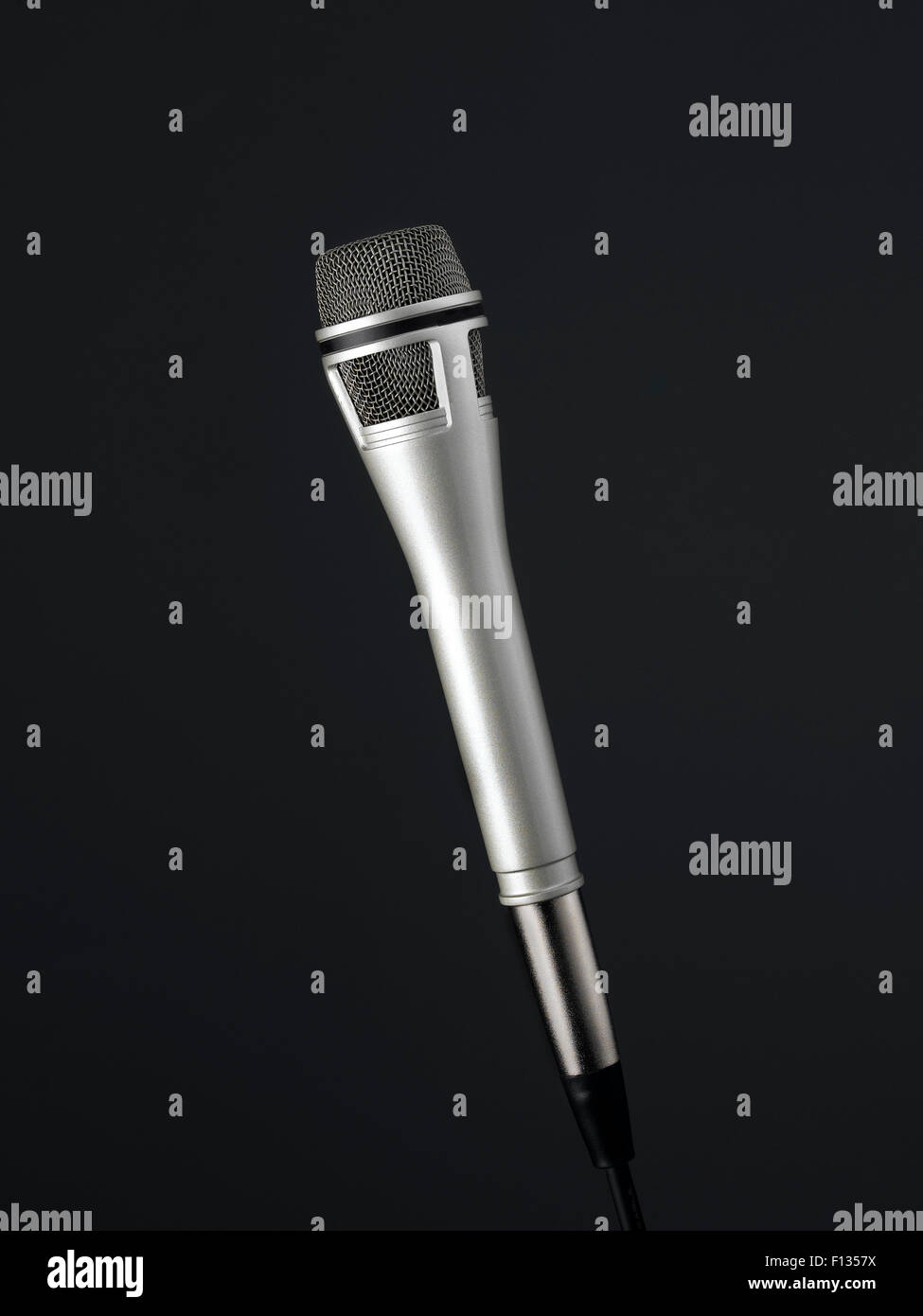 Mikrofon mit einem schwarzen Hintergrund Stockfoto