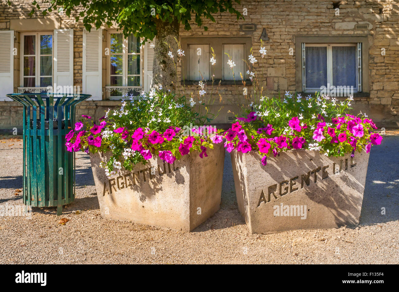 Vorgegossenen konkrete Gefäße mit Ortsnamen, Yonne, Frankreich. Stockfoto