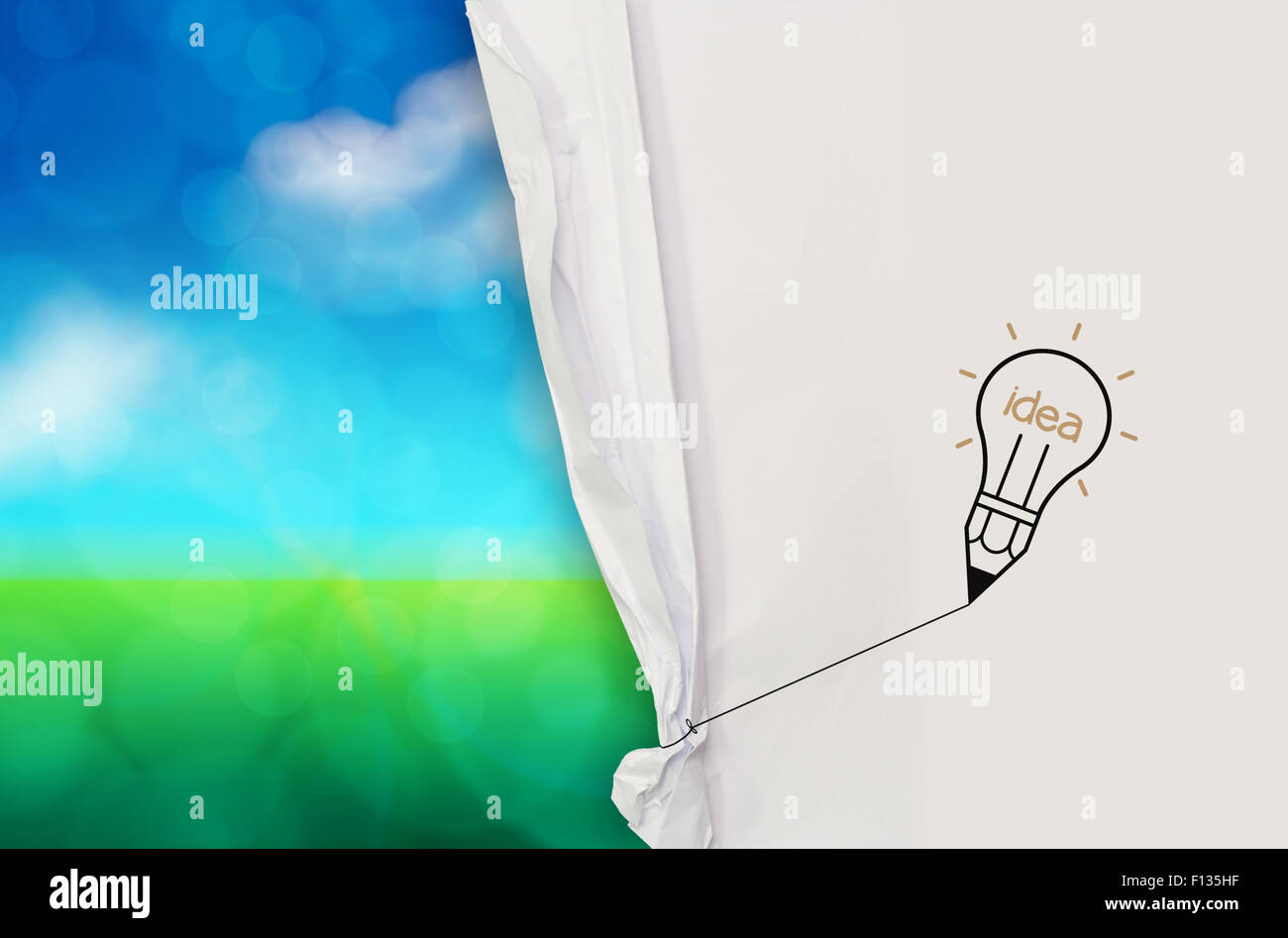 Glühbirne Idee Zeichnung Seil, zerknittertes Papier grün Natur Hintergrund als Konzept zeigen öffnen Stockfoto