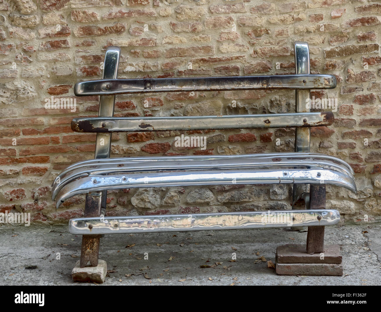 Sitzbank gemacht von Autoersatzteilen in Citta della Pieve in Umbrien, Italien Stockfoto
