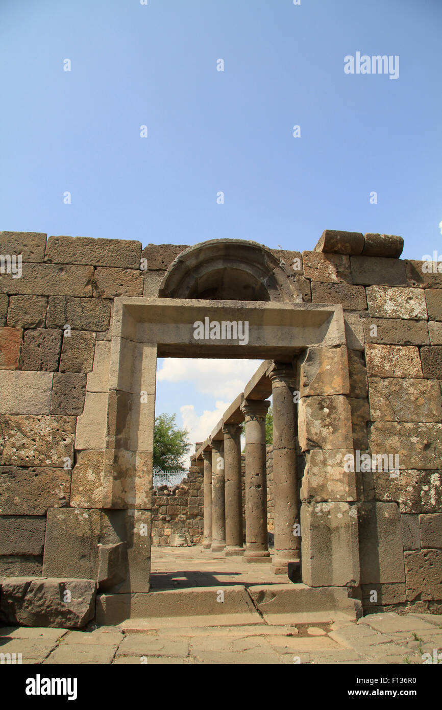 Golan-Höhen, der Eingang zum Umm el Kanatir alten Synagoge Stockfoto