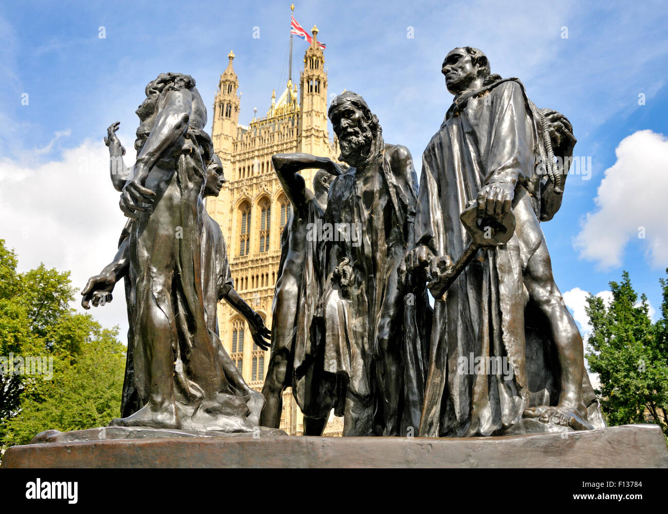 London, England, Vereinigtes Königreich. Rodins Bürger von Calais (1895) in der Victoria Tower Gardens, Westminster. Häuser des Parlaments hinter. Stockfoto