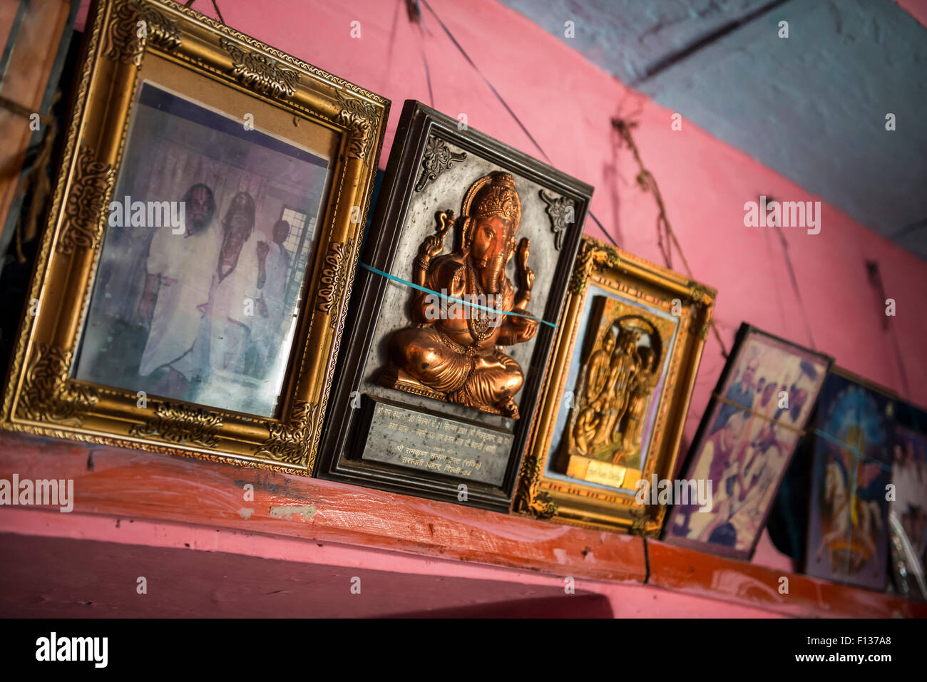 Gerahmte Fotos und Gedenktafeln in einen Ashram in Chitrakut (Chitrakut), Madhya Pradesh, Indien Stockfoto