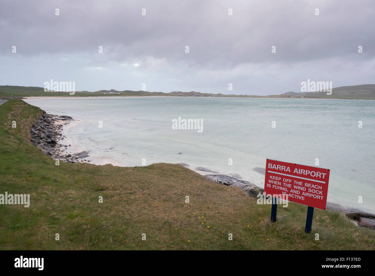 Warnzeichen für die Piste Gezeiten Strand von Barra Airport, äußeren Hebriden, Schottland Stockfoto
