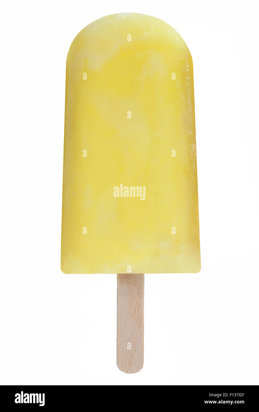 Gelbes Eis am Stiel auf einem weißen Hintergrund Stockfoto