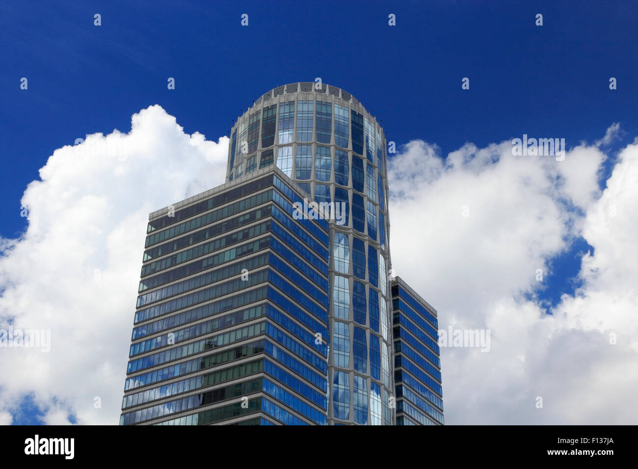 Moderne Büro-Turm widerspiegelt, Himmel und Wolken. Stockfoto