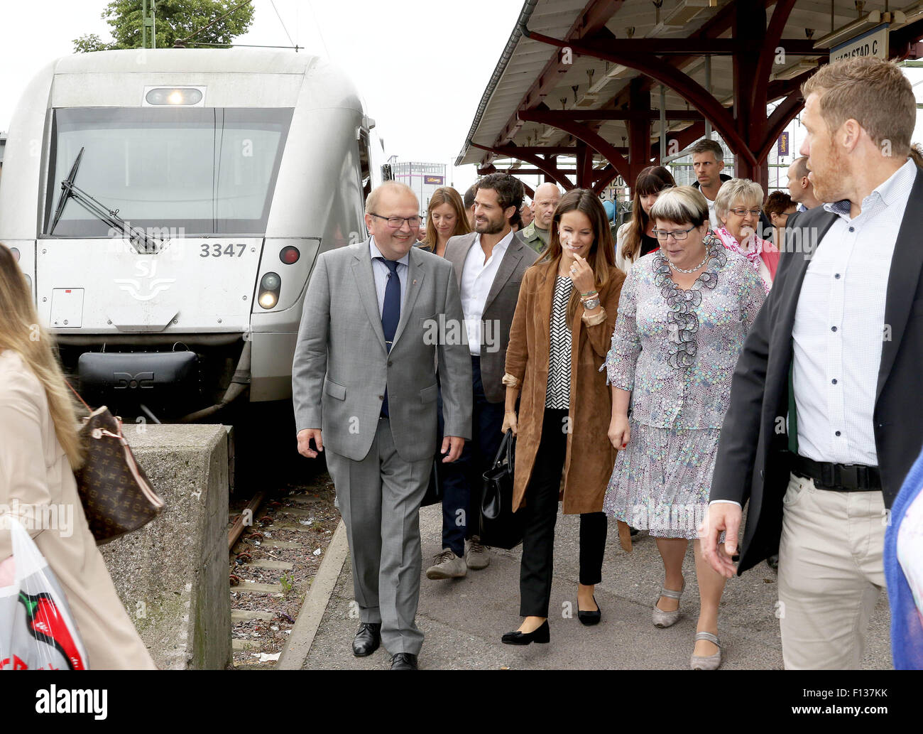 Prinz Carl Philip und Prinzessin Sofia von Schweden Schwedisch Prinz Carl Philip und Prinzessin Sofia Reisen mit dem Zug von Stockholm nach Karlstad für ihren zweitägigen Besuchs in der Region Värmland in Schweden. Karlstad Bahnhof, 27.08.2015 Foto: Albert Nieboer/RPE / - NO-Draht-Dienst - Stockfoto