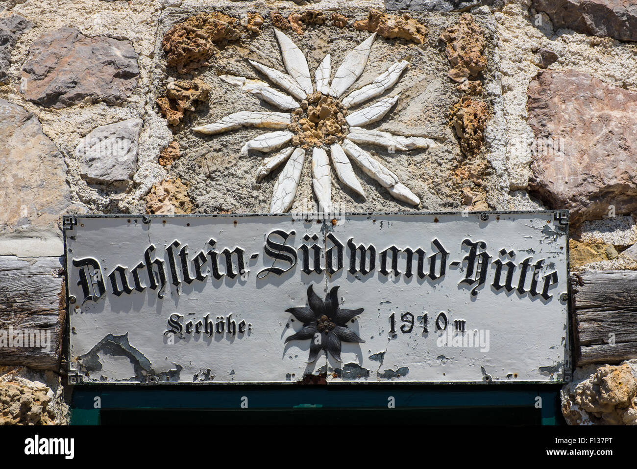 Dachstein Sudwand Berg Hütte Eingang mit Edelweiss Mosaik, Österreich Stockfoto