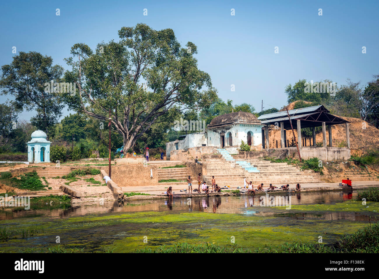 Männer, die sich an den Ufern des Flusses Mandakini waschen in der Nähe von Chitrakut (Chitrakut), Madhya Pradesh, Indien Stockfoto