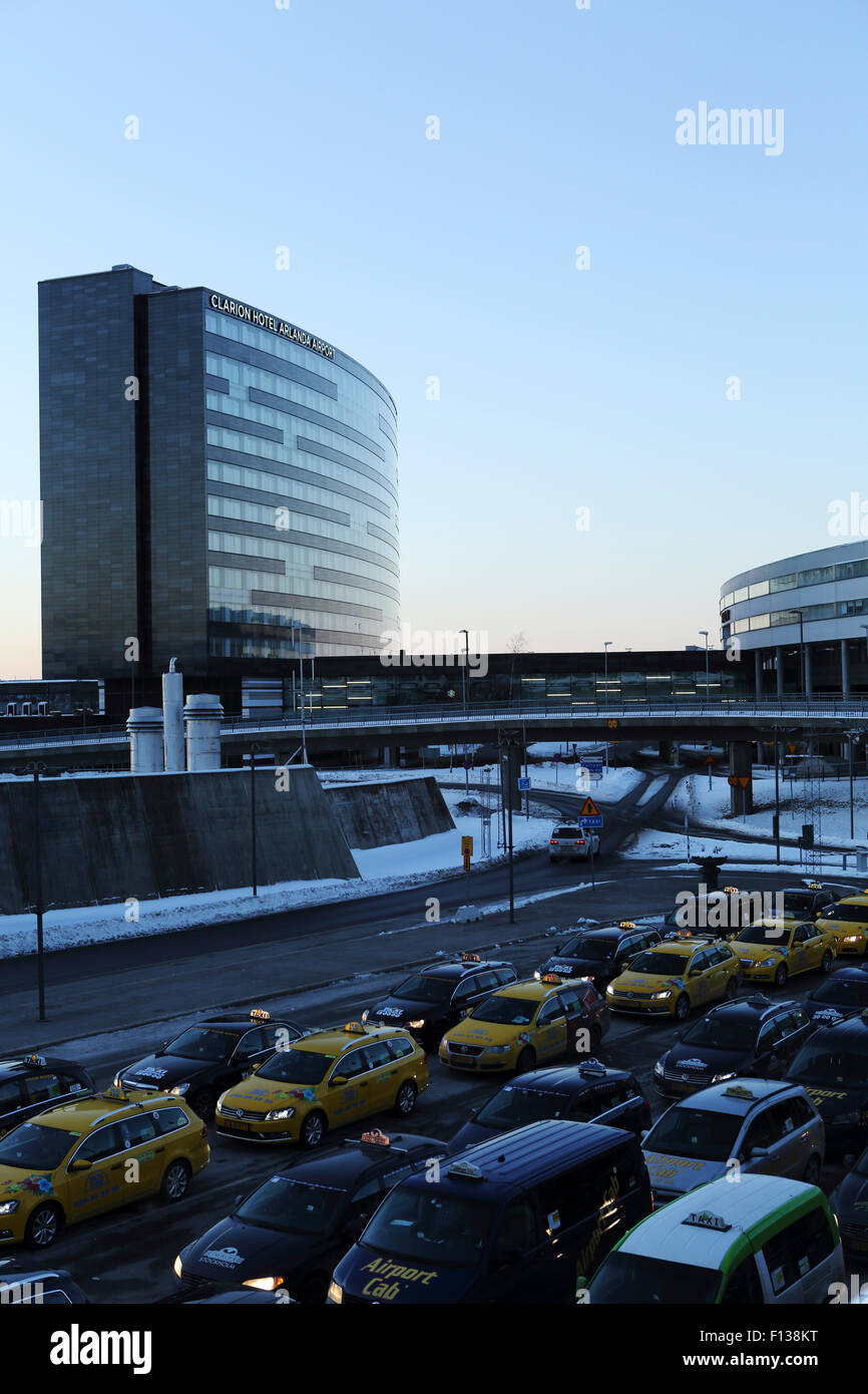 Taxis vor internationalen Flughafen Arlanda in Stockholm, Schweden. Das Clarion Hotel Arlanda Airport steht in der Ferne. Stockfoto