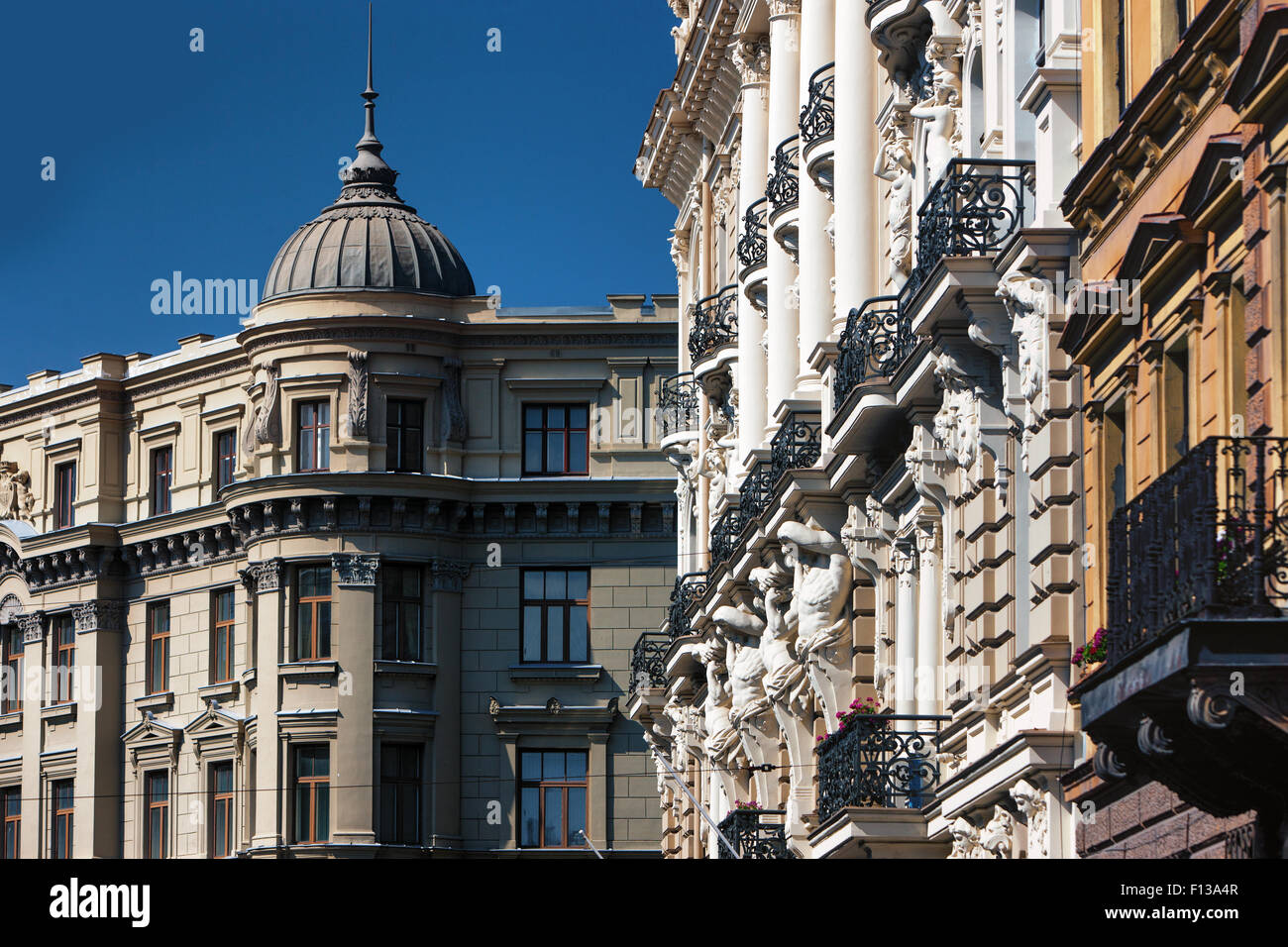 Lettland. Die Fassaden der alten Gebäude mit Reliefs und Balkone in der Elizabetes Street in Riga Stockfoto