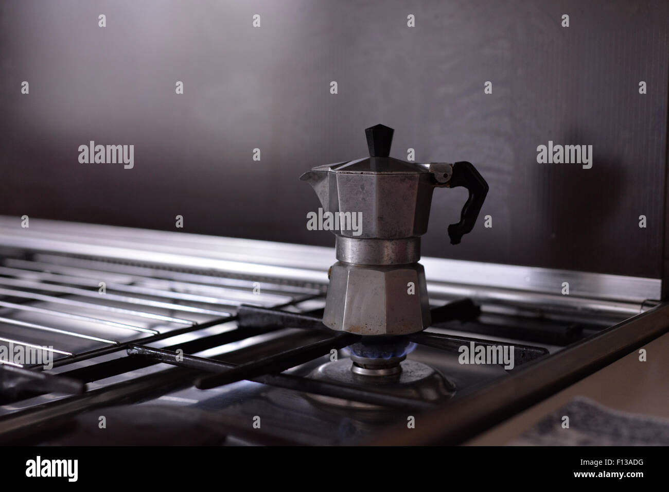 Kaffee auf dem herd kochen -Fotos und -Bildmaterial in hoher Auflösung –  Alamy