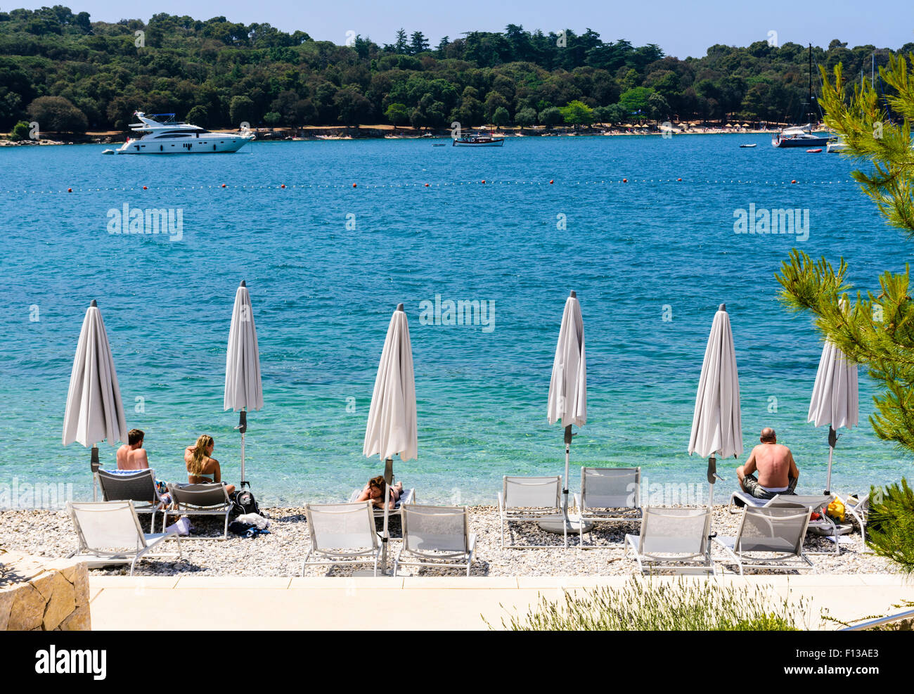 Menschen am Strand Mulini Rovinj, Istrien, Kroatien Stockfoto