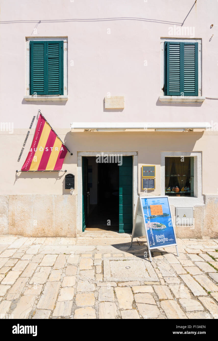 Das Batana House Museum widmet sich der traditionellen kleinen hölzernen Flachboden-Boote von Rovinj, Istrien, Kroatien Stockfoto