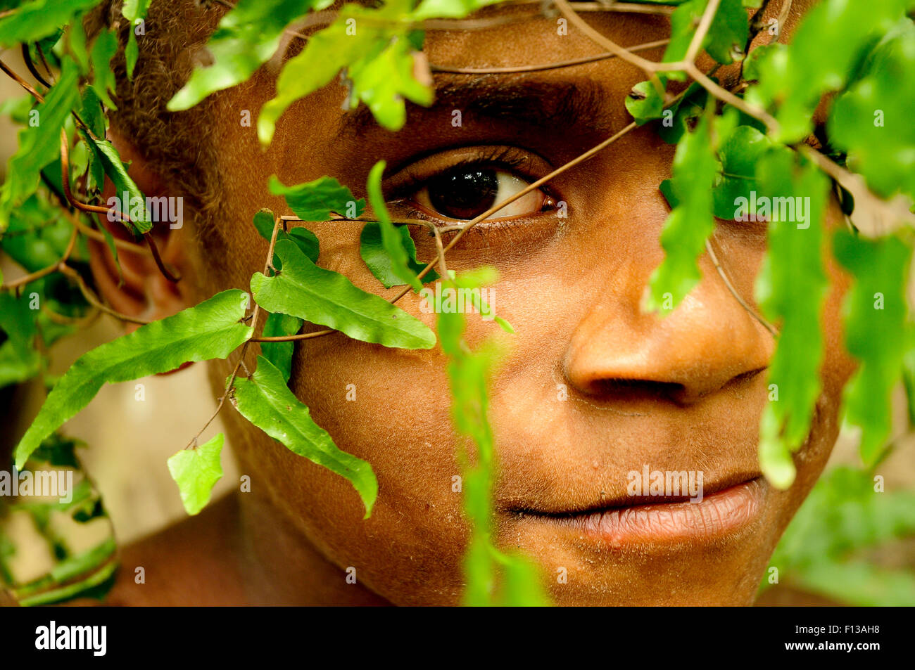 Kind mit traditionellen Hut gemacht?? der Blätter. Tanna Island, Provinz Tafea, Vanuatu, September 2008. Stockfoto
