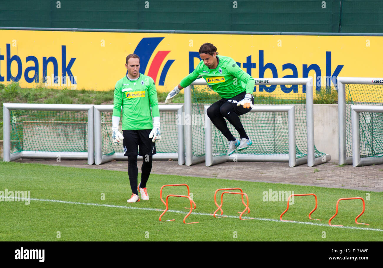 Mönchengladbach, Deutschland. 26. August 2015. Professionelle Torhüter Tobias Sippel (links) und Yann Sommer (rechts) beim Training der deutschen Fußball-club VFL Borussia Mönchengladbach. Bildnachweis: Daniel Kaesler/Alamy Live-Nachrichten Stockfoto