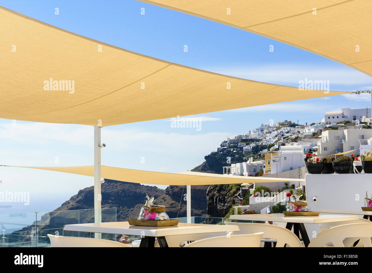 Santorini-Panoramablick Schatten aber Segel von ein Café in Imerovigli, Santorin, Kykladen, Griechenland Stockfoto