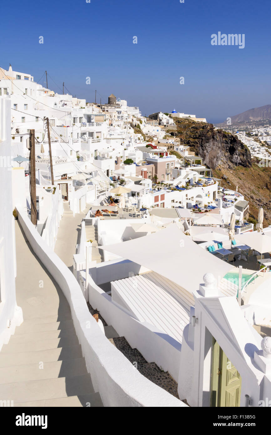 Blick auf die Klippen weiß getünchten Gebäuden von Imerovigli, Santorin, Kykladen, Griechenland Stockfoto