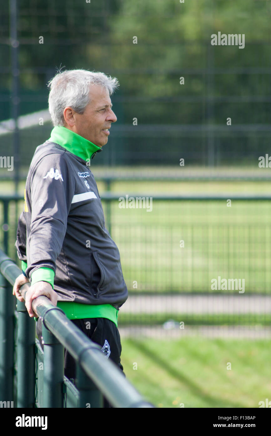 Mönchengladbach, Deutschland. 26. August 2015. Fußball-Trainer Lucien Favre beim Training der deutschen Fußball-Clubs VFL Borussia Mönchengladbach. Bildnachweis: Daniel Kaesler/Alamy Live-Nachrichten Stockfoto