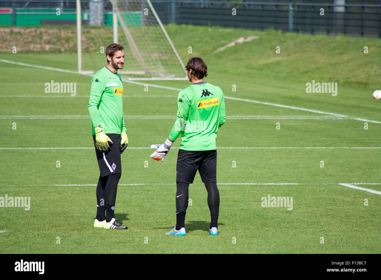 Mönchengladbach, Deutschland. 26. August 2015. Professionelle Torhüter Christofer Heimeroth (links) und Yann Sommer (rechts) im Gespräch beim Training der deutschen Fußball-club VFL Borussia Mönchengladbach. Bildnachweis: Daniel Kaesler/Alamy Live-Nachrichten Stockfoto