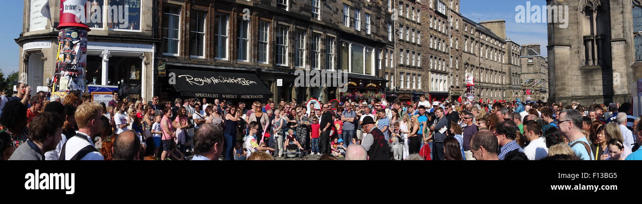 Massen vor dem Street Performer, der Royal Mile entfernt, während das Edinburgh Festival Fringe Stockfoto