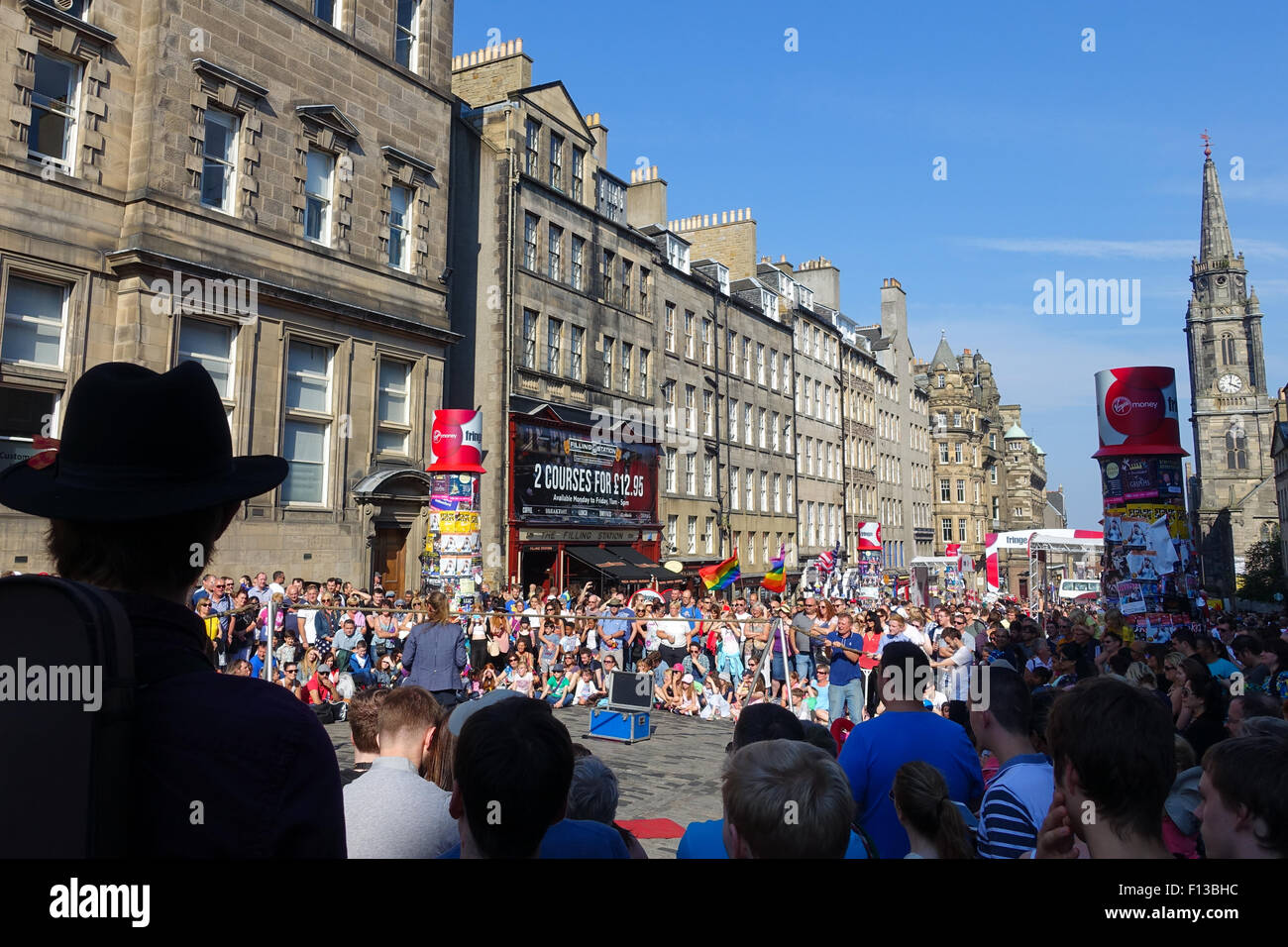 Massen vor dem Street Performer, der Royal Mile entfernt, während das Edinburgh Festival Fringe Stockfoto