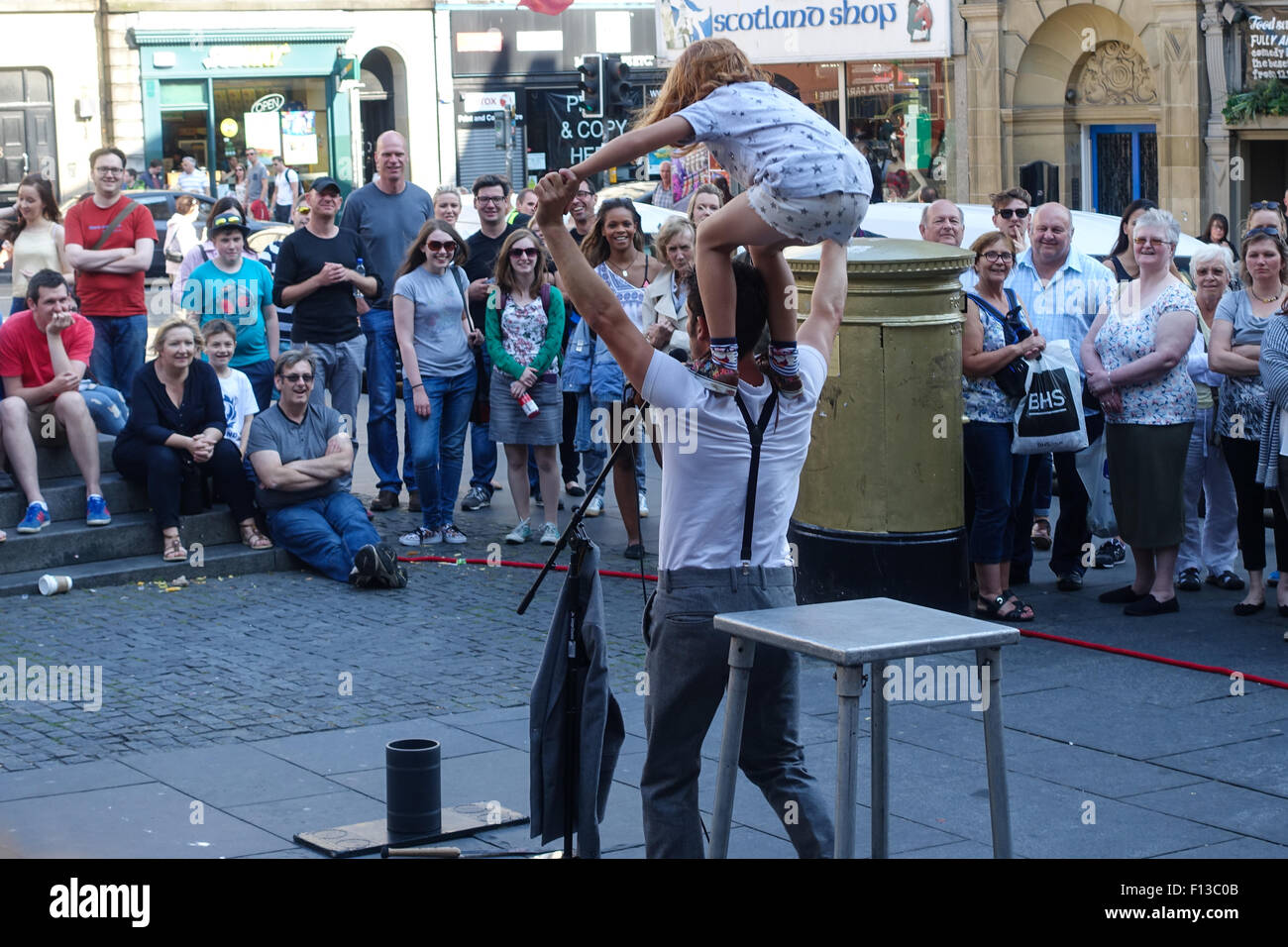 Menschenmassen beobachten Street Performer, Hunter Platz, während des Edinburgh Festival Fringe Stockfoto