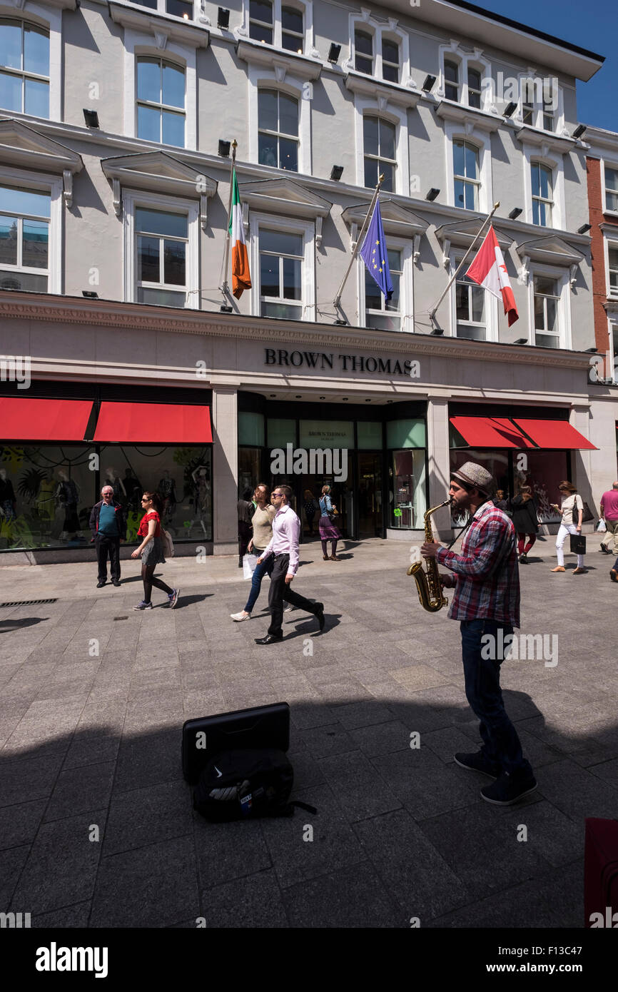 Ein Saxophonist als Straßenmusikant außerhalb Brown Thomas Kaufhaus auf der Grafton Street im Stadtzentrum Dublins. Dublin Irland. Stockfoto