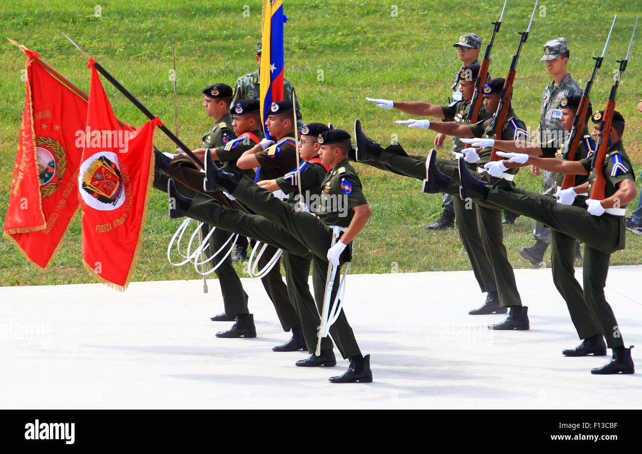 Peking, China. 26. August 2015. Soldaten aus Venezuela trainieren bei der Parade Training base in Peking, Hauptstadt von China, 26. August 2015. Fast 1.000 ausländische Truppen aus 17 Ländern werden in Chinas Militärparade anlässlich der 70. Jahrestag des Endes des zweiten Weltkrieges am 3. Sept. teilnehmen. Weißrussland, Kuba, Ägypten, Kasachstan, Kirgisistan, Mexiko, Mongolei, Pakistan, Serbien, Tadschikistan und Russland haben Formationen bestehend aus rund 75 Menschen an der Parade marschieren versandt. Bildnachweis: Xinhua/Alamy Live-Nachrichten Stockfoto