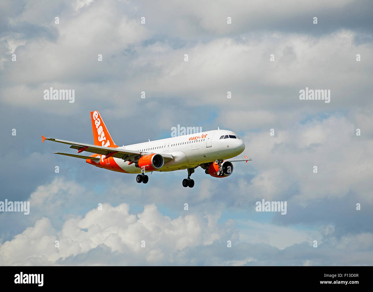 EasyJet Airbus 320-214 (EZUA) Ansatz nach Inverness Airport von Gatwick.  SCO 10.048. Stockfoto