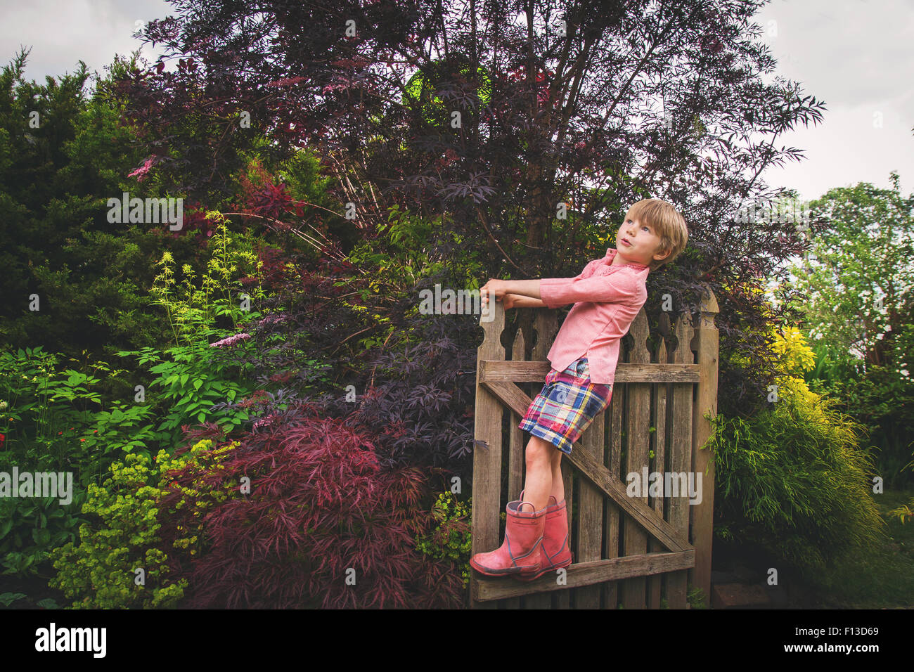 Portrait eines jungen stehen auf Holztor, nachschlagen Stockfoto