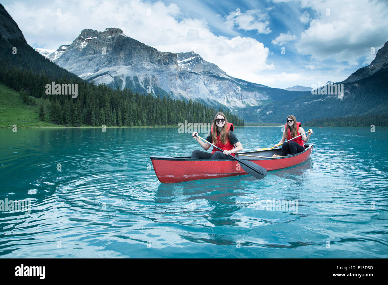 Zwei Mädchen, Kajak, Yoho Nationalpark, Britisch-Kolumbien, Kanada Stockfoto