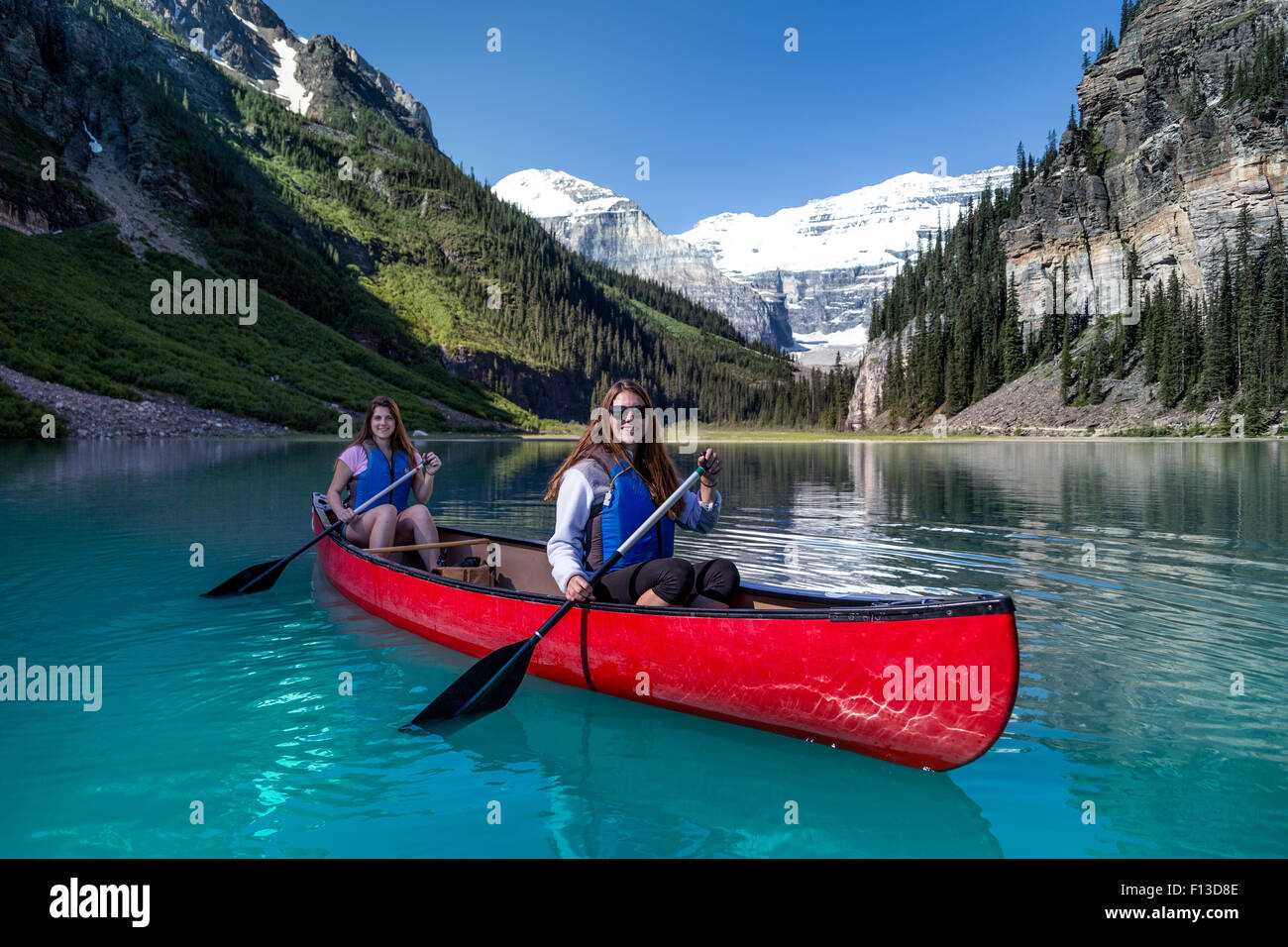 Zwei Mädchen, Kajak, Lake Louise, Banff Nationalpark, Alberta, Kanada Stockfoto