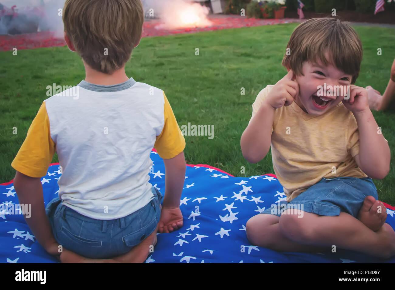 Zwei Kinder freuen sich über Feuerwerk anzeigen Stockfoto