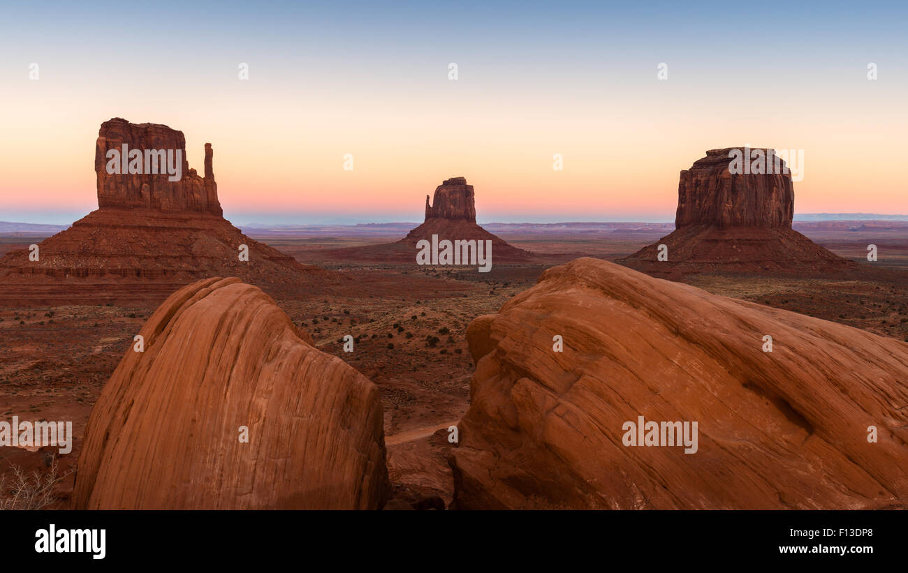 Die Fäustlinge und Merrick Butte, Monument Valley, Arizona, USA Stockfoto