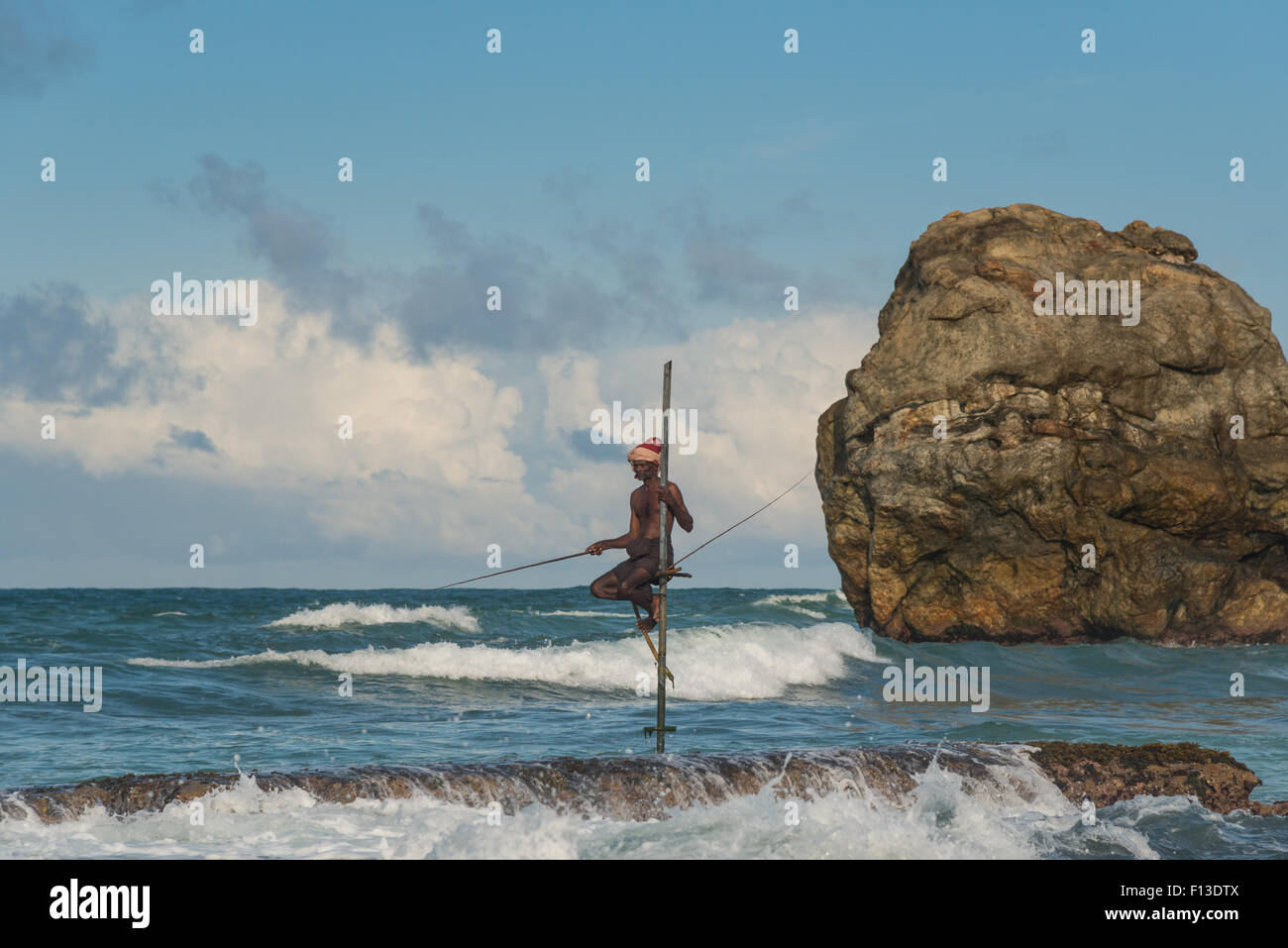 Stelzenläufer Fischer angeln, Galle, Sri Lanka Stockfoto