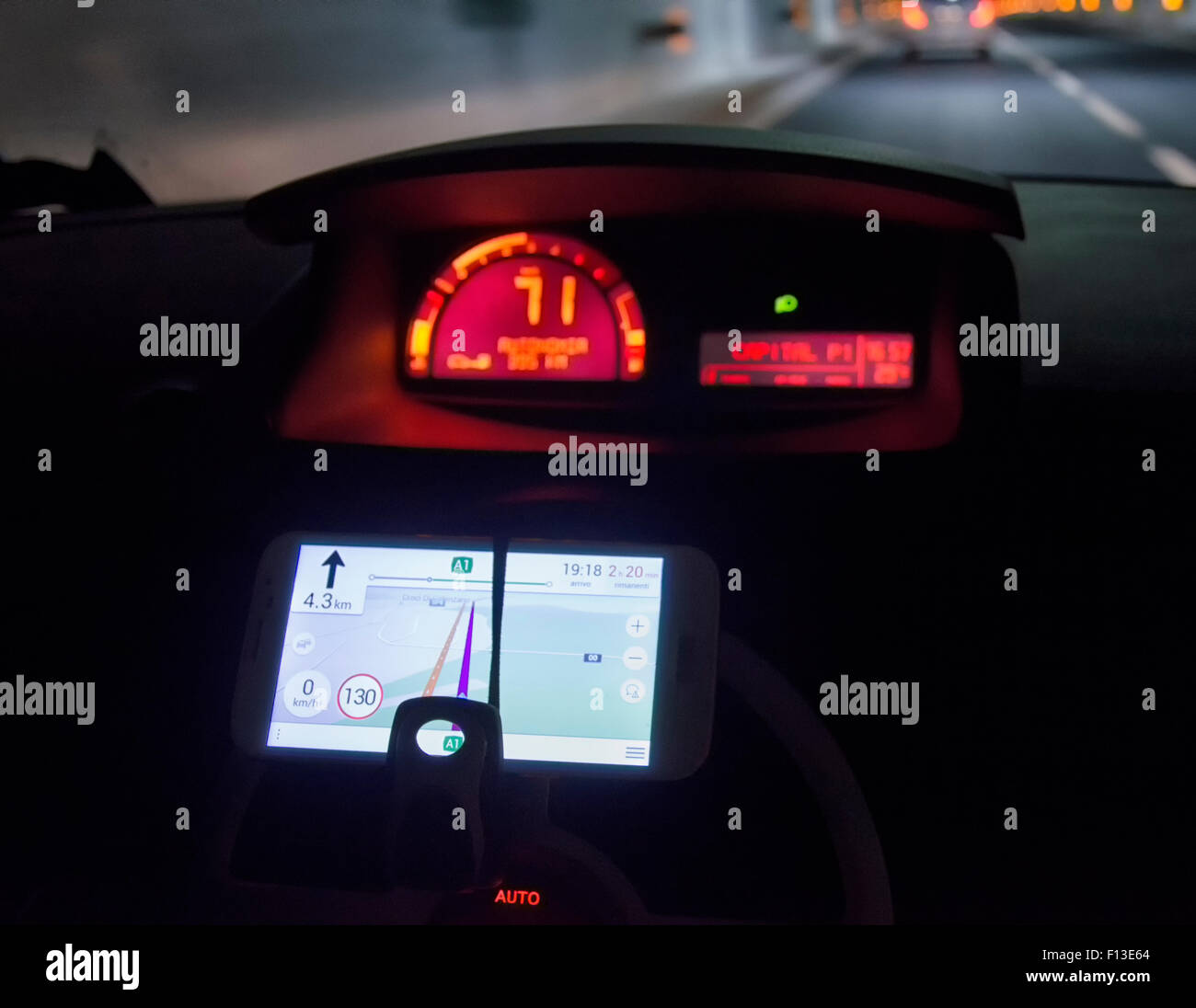 Alternative Verwendungen des Mobiltelefons im auto Stockfoto