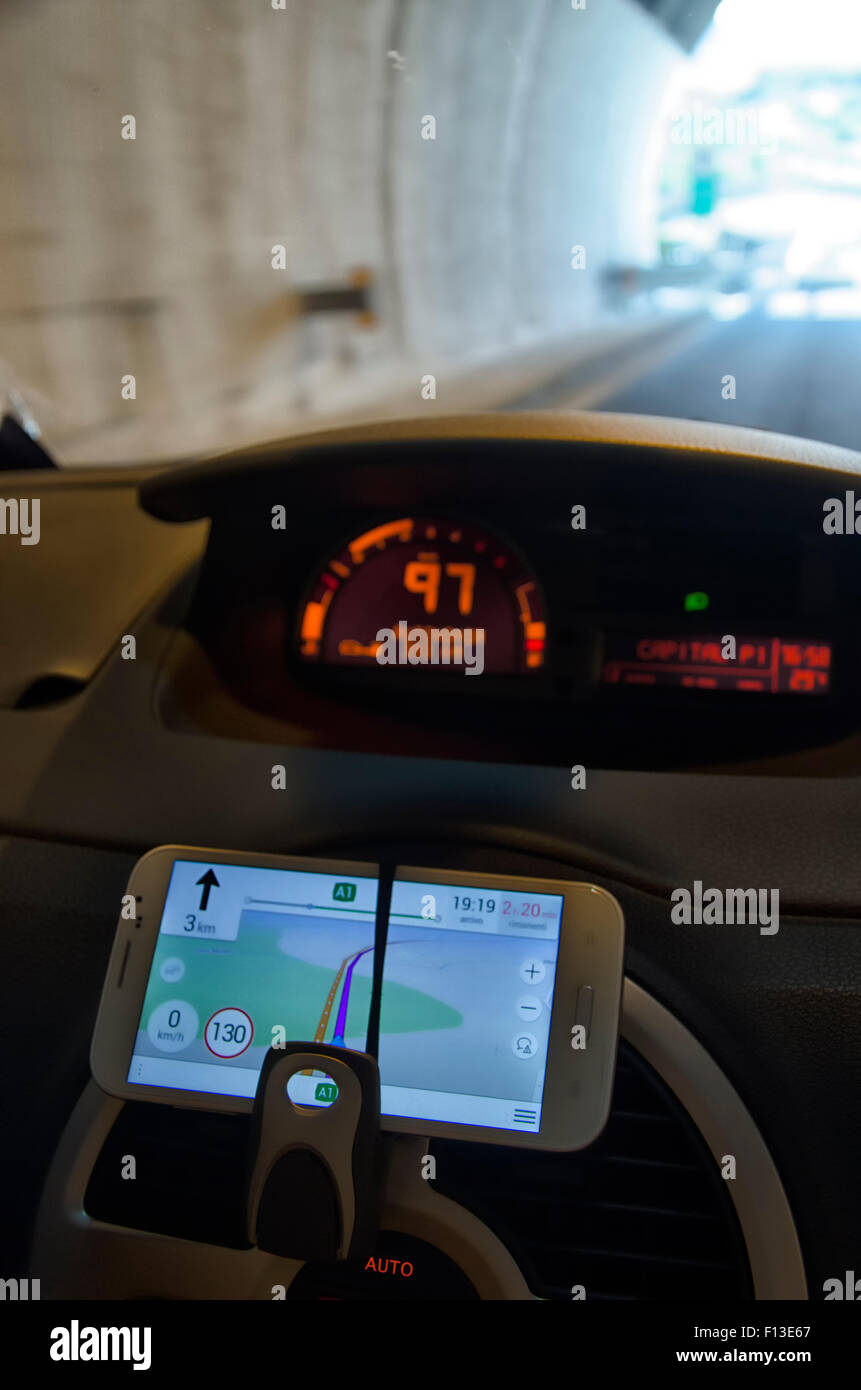 Alternative Verwendungen des Telefons im auto Stockfoto