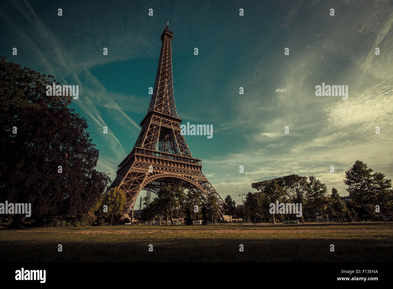 Niedrigen Winkel Blick auf Eiffelturm, Paris, Frankreich. Stockfoto