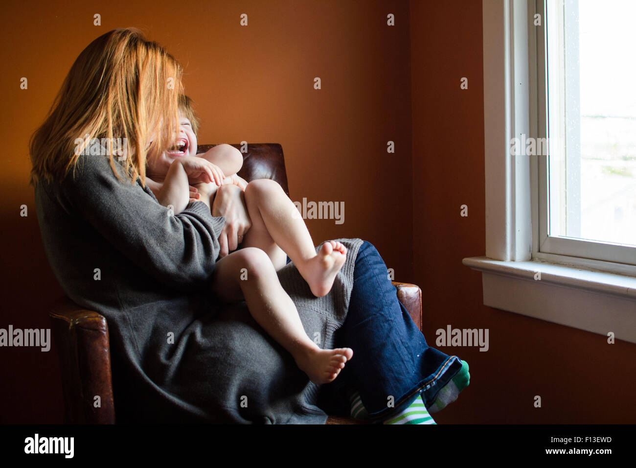 Kitzeln ihren Sohn Mutter Stockfoto