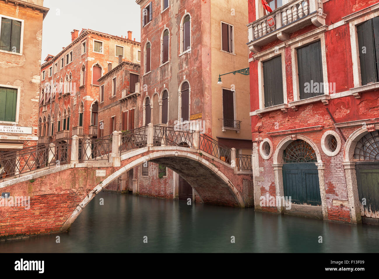 Brücke über einen Kanal, Venedig, Venetien, Italien Stockfoto