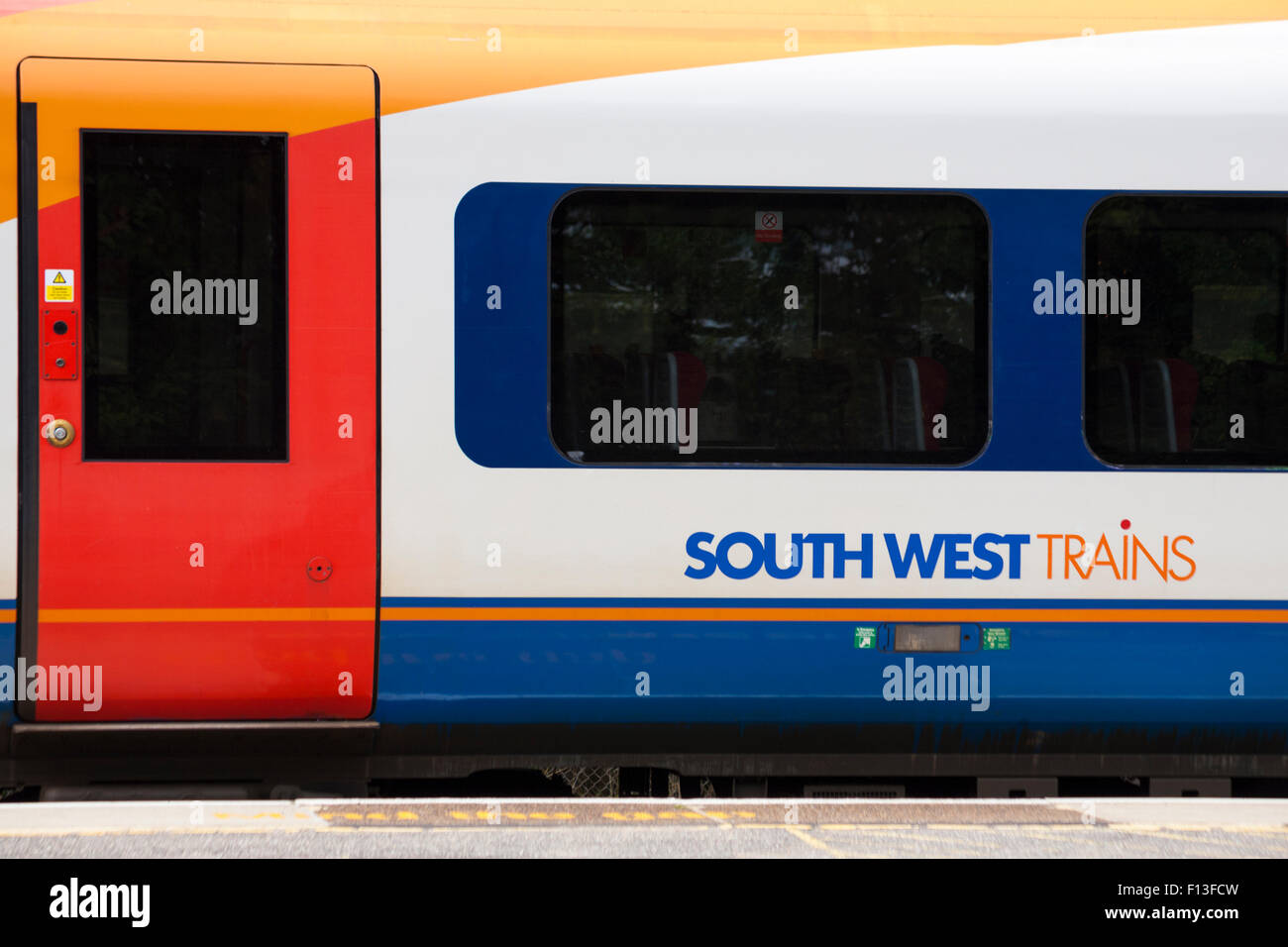 South West Train Logo auf der Kutsche mit Tür in Hampshire, England, Großbritannien im August Stockfoto
