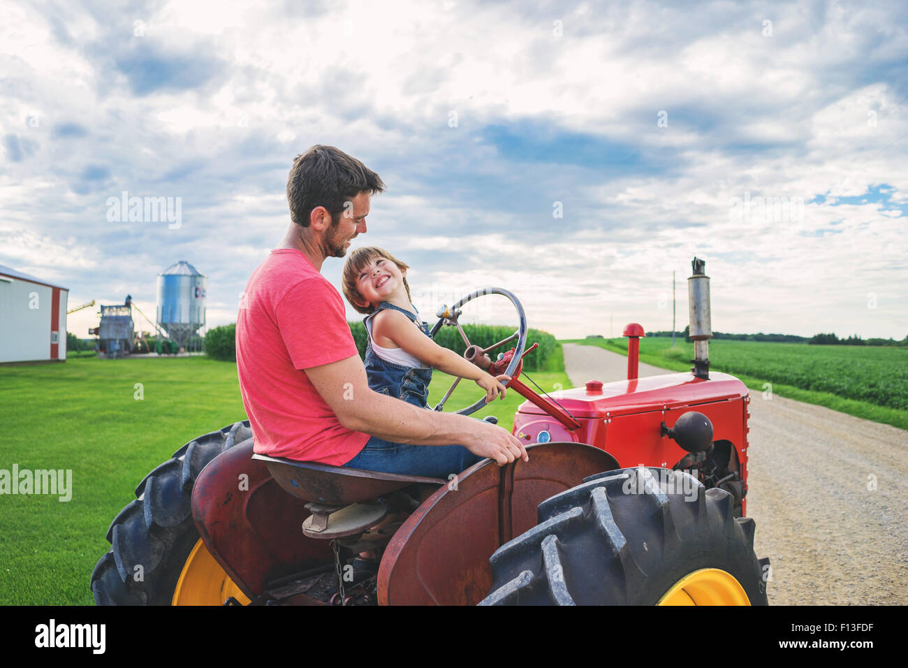 Vater fährt mit seinem Sohn einen Traktor, USA Stockfoto