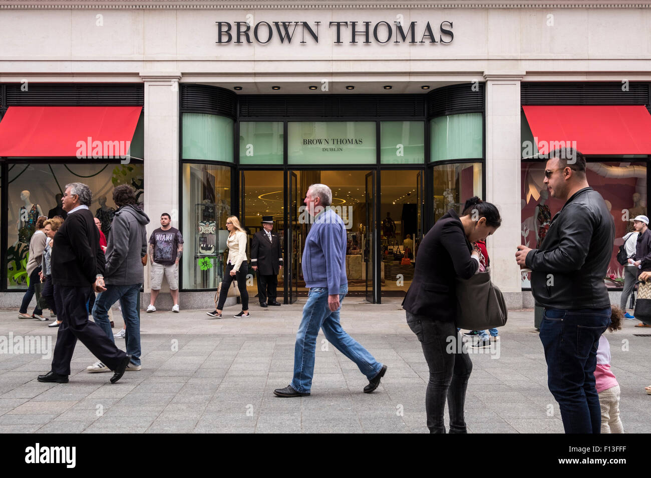 Käufer übergeben Brown Thomas Kaufhaus auf Dublins Grafton Street, Dublin, Irland. Stockfoto