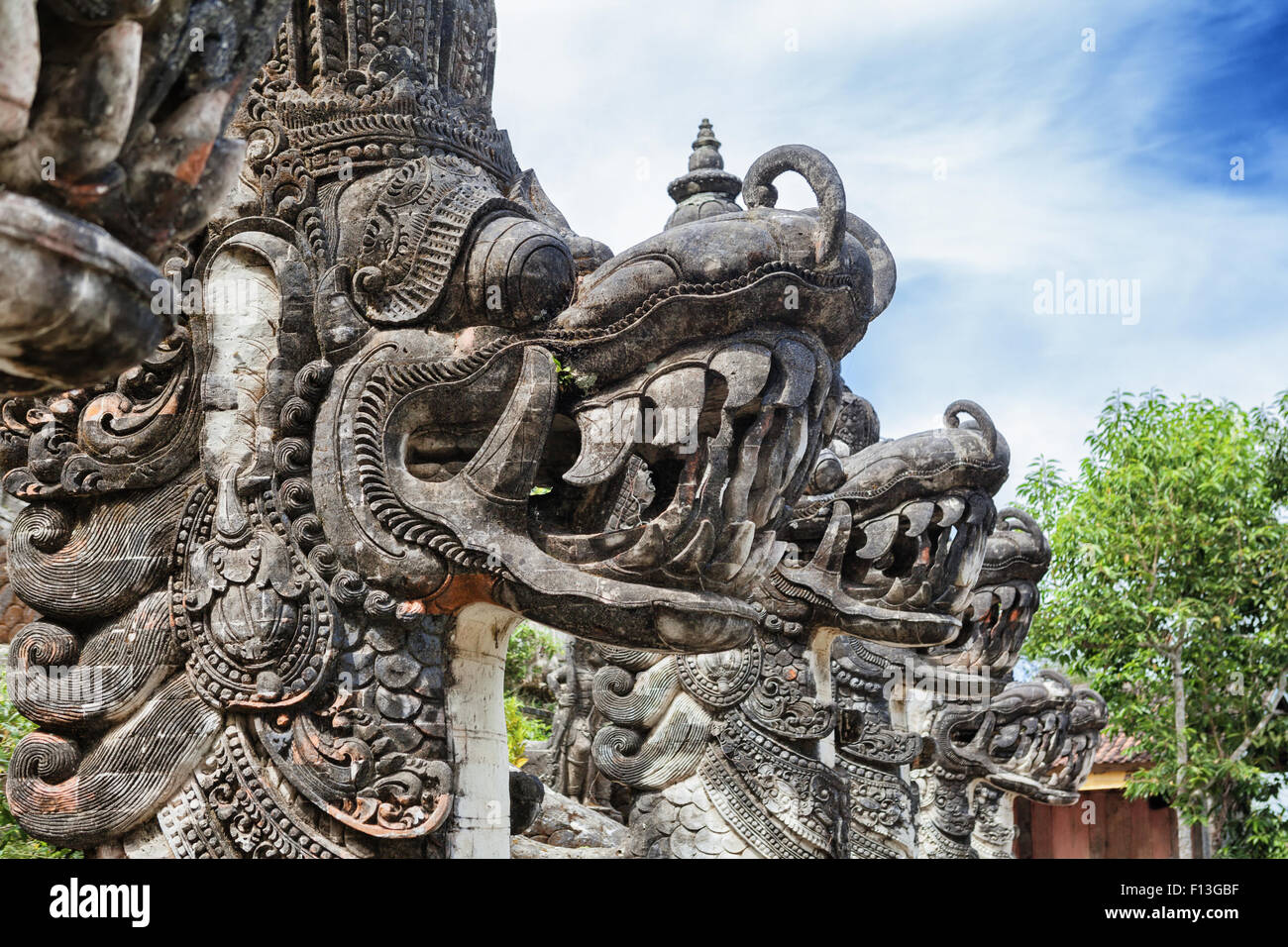 Traditionelle indonesische Kunst und Symbol der balinesischen Hinduismus - Gesichter der mythologischen Drachen vor Lempuyang Tempel. Stockfoto